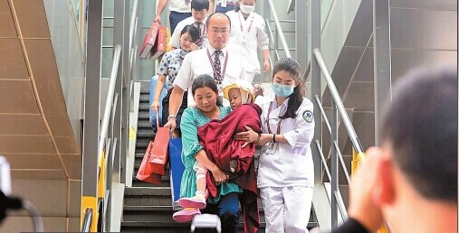 ＂独龙族烧伤女孩＂追踪:半年后再去北京做整形