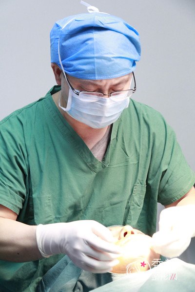 北京艾玛整形医院不明注射物取出案例分享。
