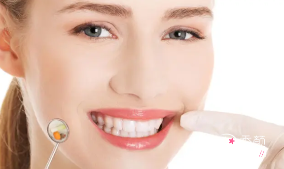 口腔美容都有哪些项目？牙齿矫正|牙齿美白|牙齿种植|牙贴面等。