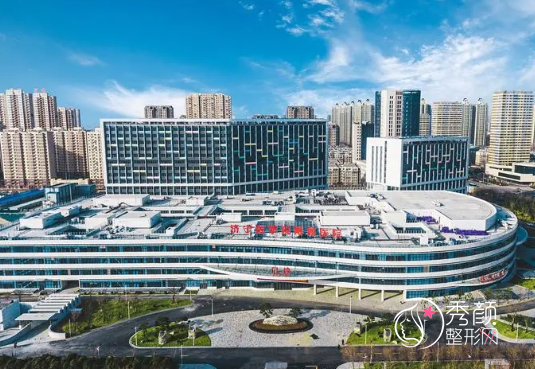 济宁医学院附属医院隆胸多少钱？附隆胸价格表+医生介绍